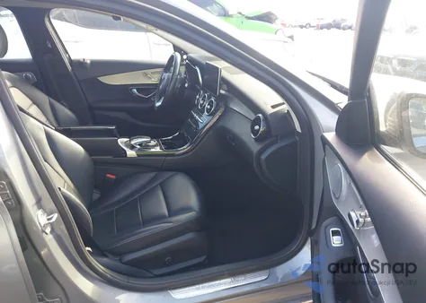 2016 Mercedes-Benz C 300 4Matic z USA, uszkodzony, nr VIN 55SWF4KBXGU127301